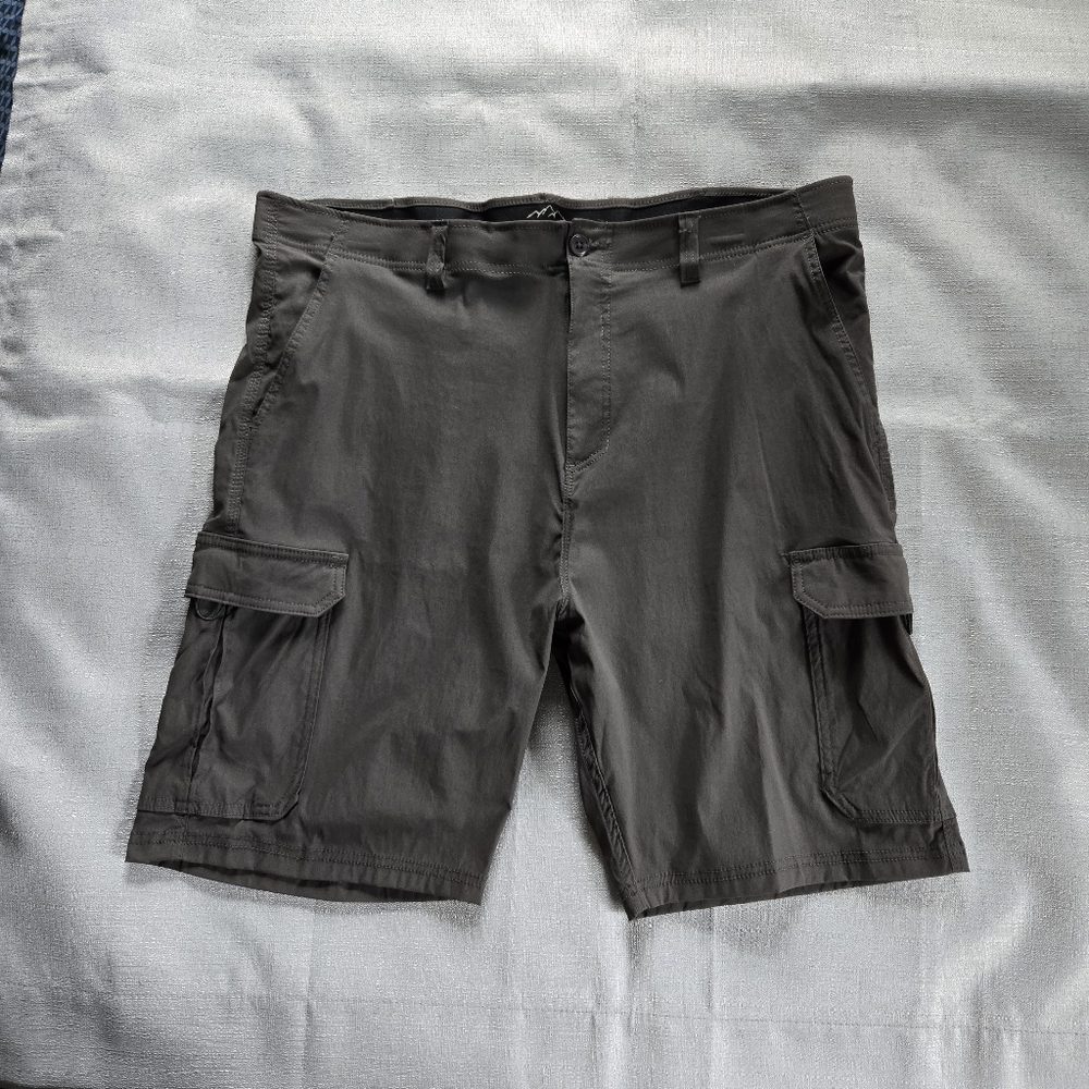 Mountain Ridge Performance Cargo Shorts Mens Size 42